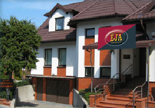 Obraz przedstawia budynek z logiem EJA